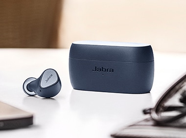 Opptil 7 timer batteritid i øreproppene, 28 timer med etuiet