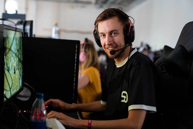 Levi «Ivel» Haakenstad Sørensen er rigget til og klar for PUBG-konkurranse.