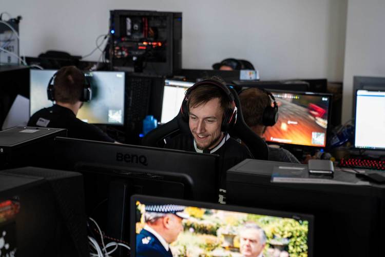 Selv i trange omgivelser og med motspillere tett innpå seg, klarer Sørensen og holde hodet kaldt.