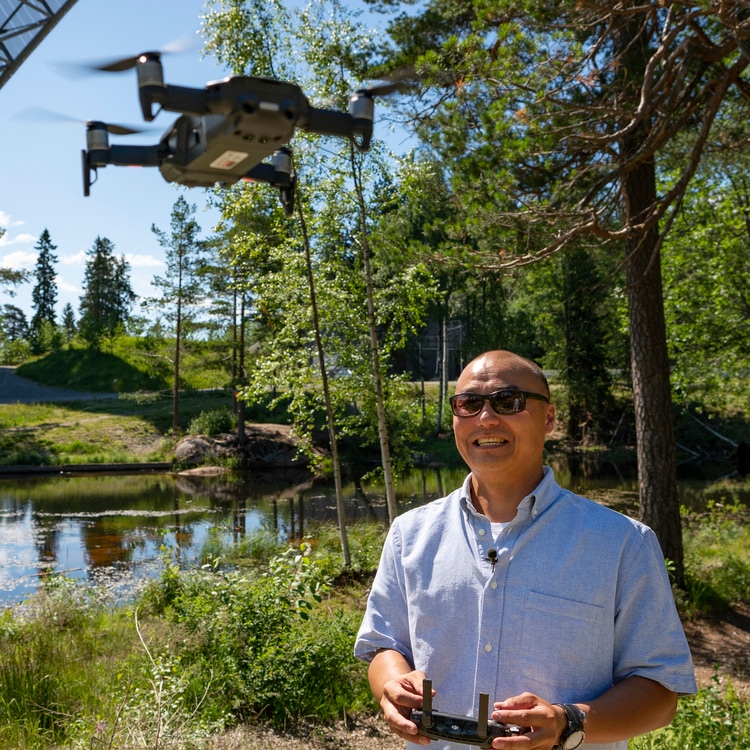 Dronepilot Marius Jansen har lang erfaring med å fly droner