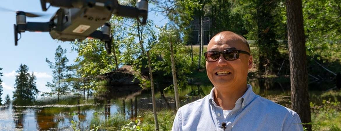 Dronepilot Marius Jansen har lang erfaring med å fly droner