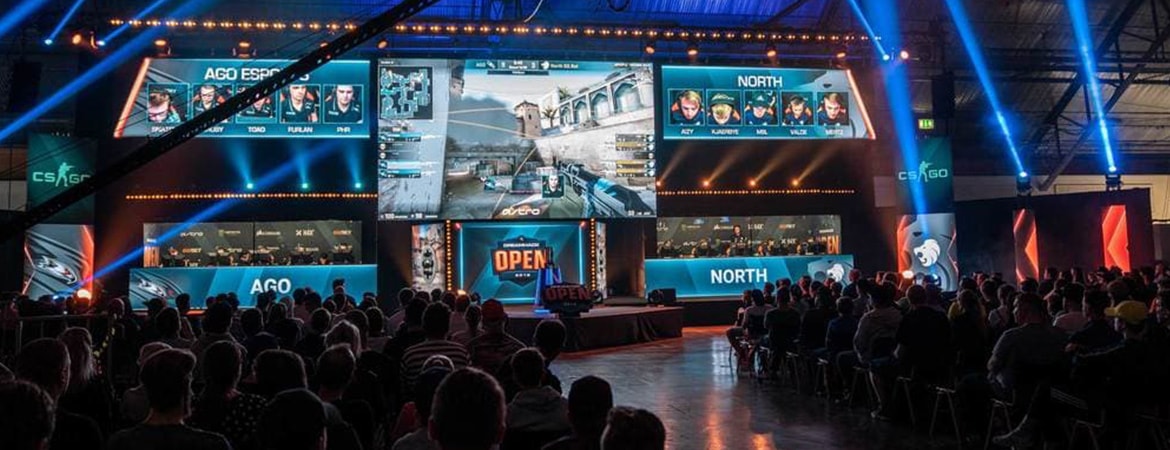 På DreamHack samles flere tusen tilskuere for å se e-sportheltene krige «IRL».