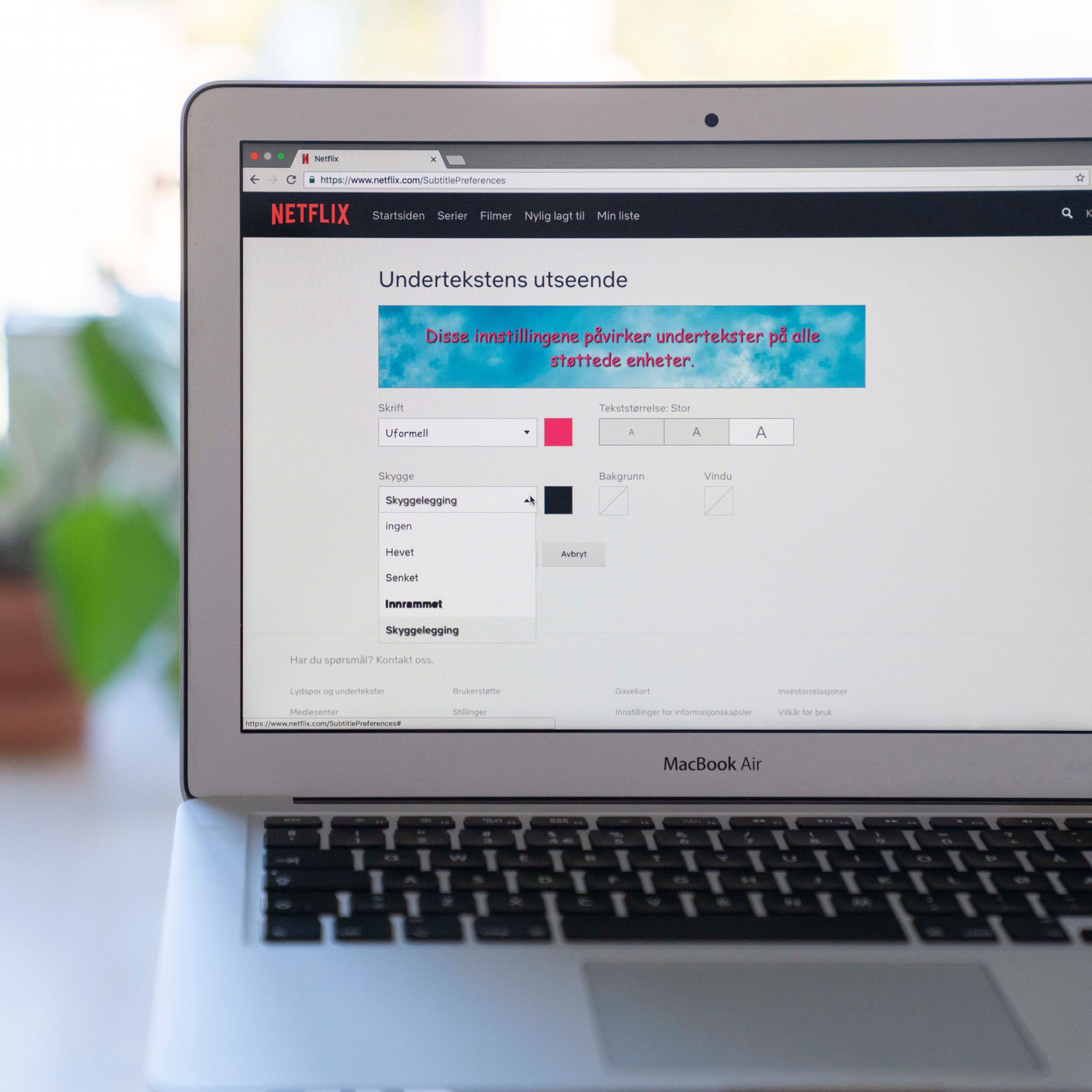 Bytt font, størrelse og farge på underteksten på PC og Mac
