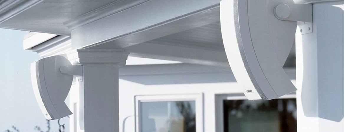 Høyttaler som henger ute på terassen