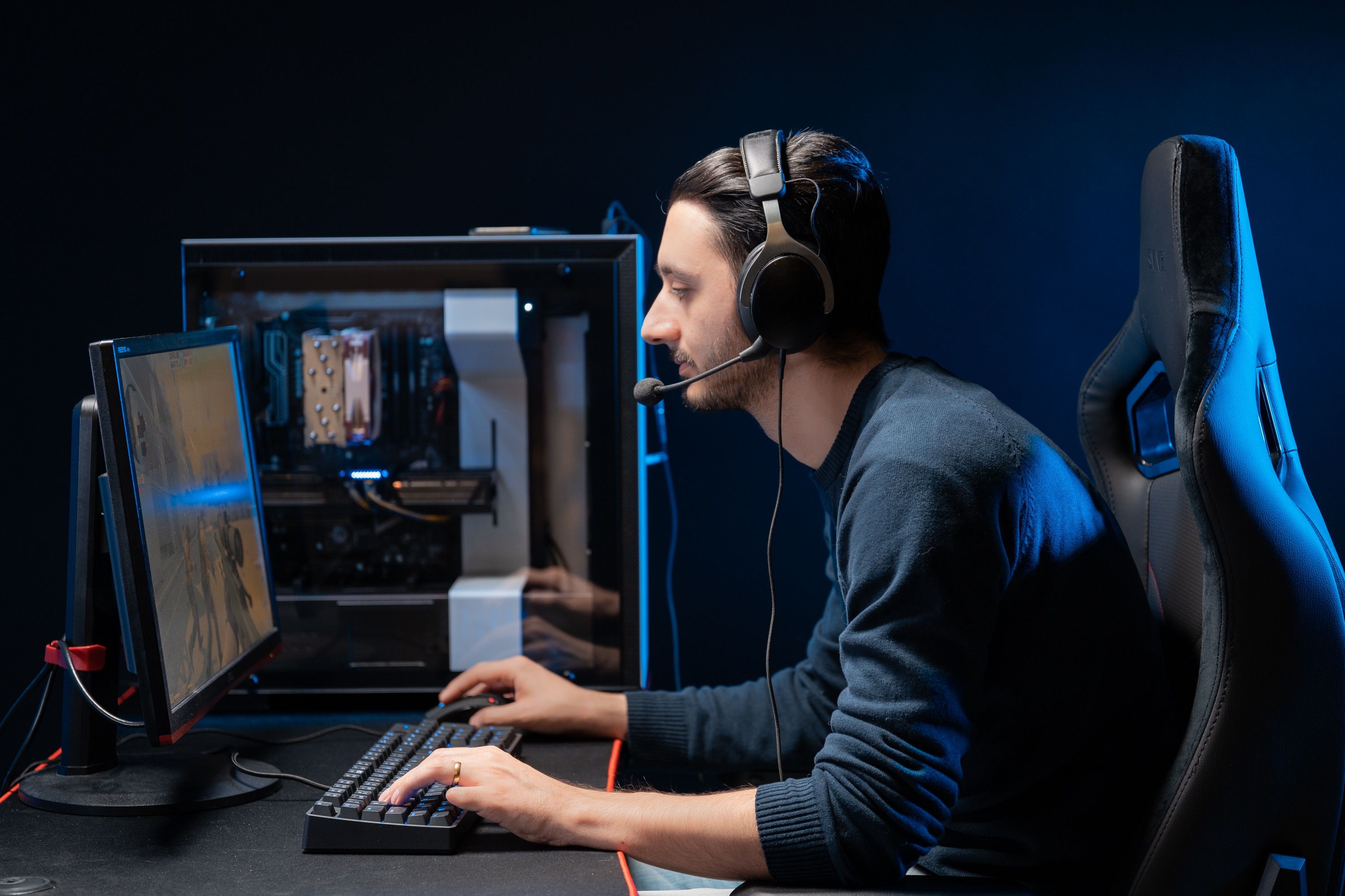 Feil sittestilling: Mann med headset sitter lutrygget og gamer