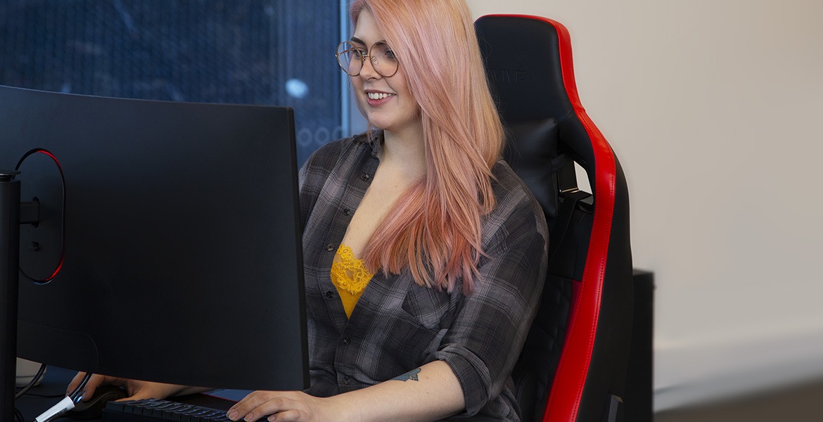 BILDE:  Silje 26 som jobber som digital designer i Komplett. FOTO: Komplett.no