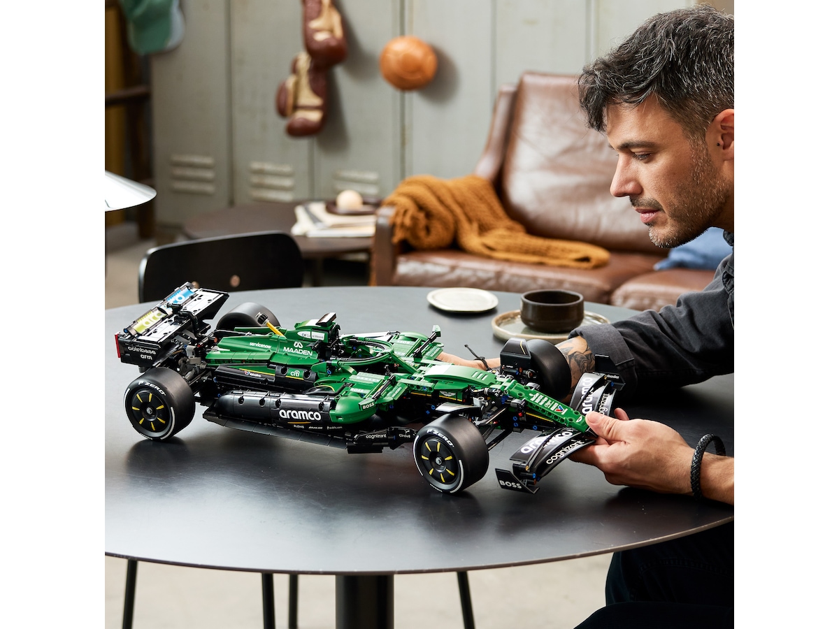 LEGO Technic Aston Martin Aramco AMR25 F1 bil 42240 LEGO