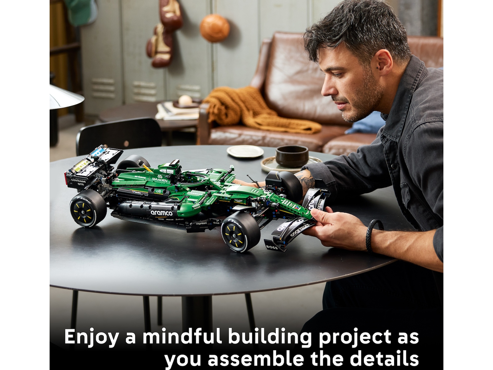 LEGO Technic Aston Martin Aramco AMR25 F1 bil 42240 LEGO