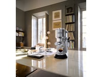 DeLonghi Dedica Style EC685.BK Manuell espressomaskin (sort) -B-Grade Demo hjem & fritid