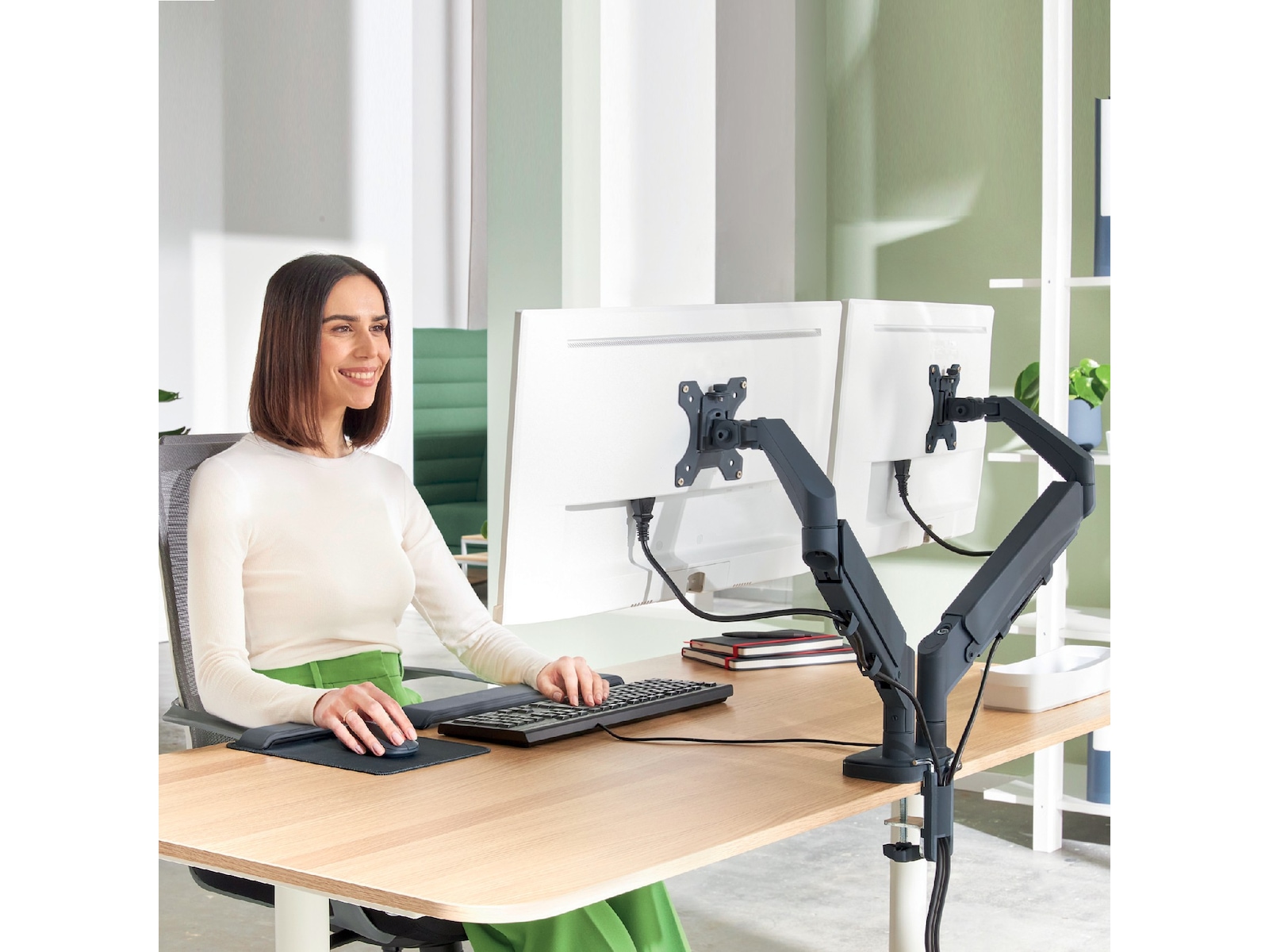 Leitz Ergo Skjermarm dobbel, plassbesparende, 17”-32” flat/buet skjerm Skjermstativ og skjermfeste