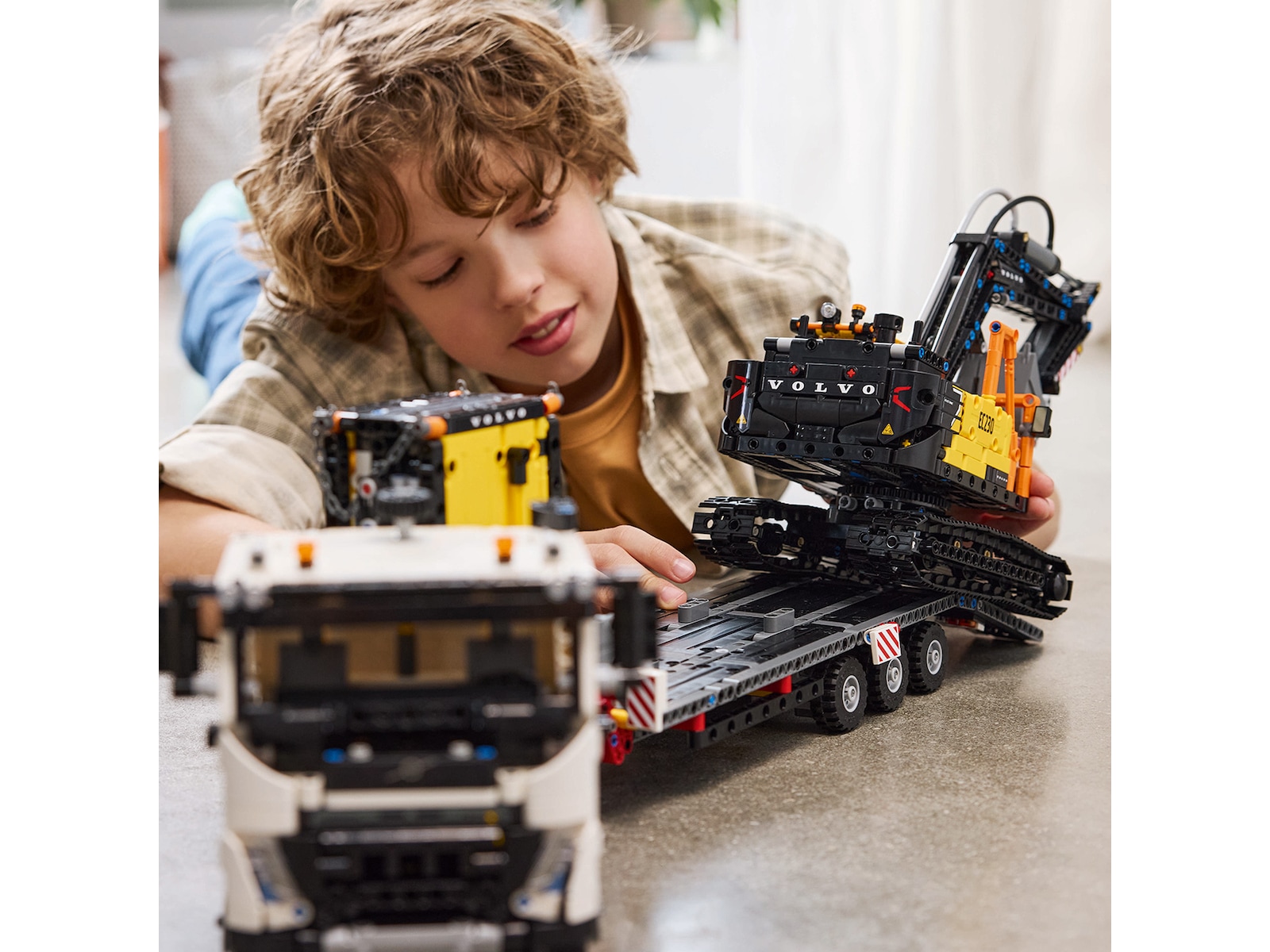 LEGO Technic Volvo FMX lastebil & EC230 elektrisk gravemaskin 42175 LEGO