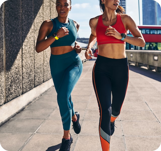 To kvinnelige løpere som har på seg Mobvoi TicWatch E3